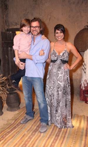 16.jan.2014 - Casados, os atores João Vitti e Valéria Alencar posam com o filho durante o lançamento da minissérie "Milagres de Jesus", da Record