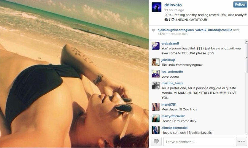 16.jan.2014 - Demi Lovato descansa em praia e posa de biquíni
