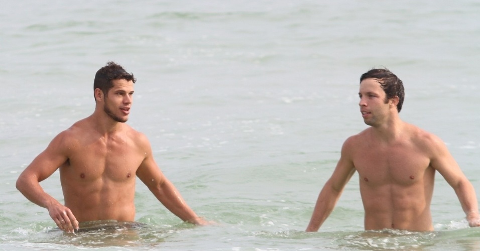 16.jan.2014 - José Loreto aproveita praia com amigos