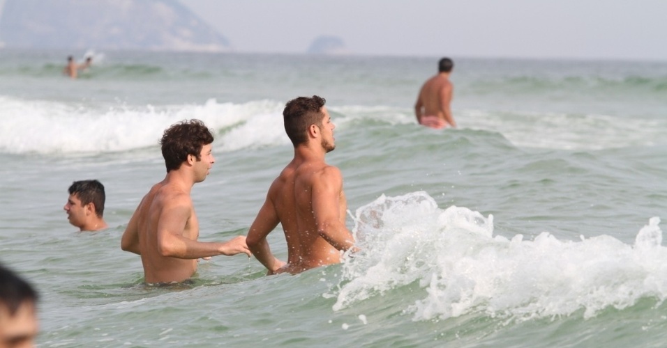16.jan.2014 - José Loreto aproveita praia com amigos