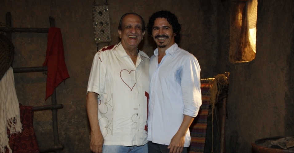 16.jan.2014 - Os atores Benvindo Sequeira e Marcello Gonçalves participam da estreia da minissérie "Milagres de Jesus", da Record