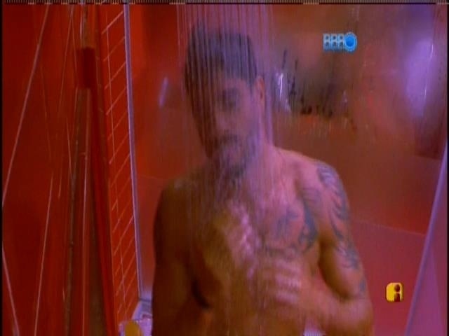 Após paredão, Diego toma banho no quarto da líder.