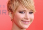 Jennifer Lawrence mantém feminilidade mesmo com fios curtos - Getty Images