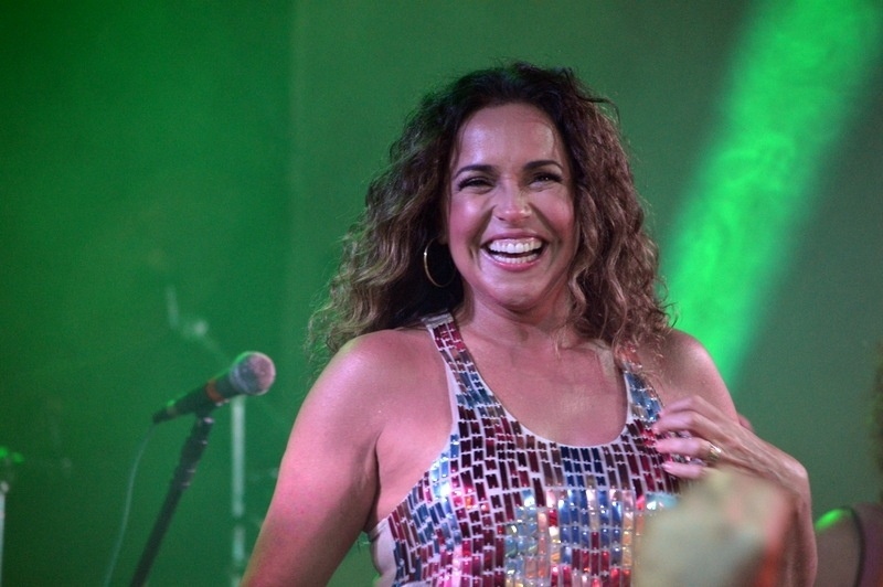 16.jan.2014 - Daniela Mercury e Margareth Menezes cantam juntas no ensaio da Mametto na boate The Hall em Salvador