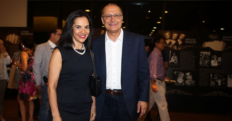 16.jan.2014 - O governador de São Paulo Geraldo Alckmin e sua mulher, Lu, marcam presença na pré-estreia do espetáculo "A última Sessão"
