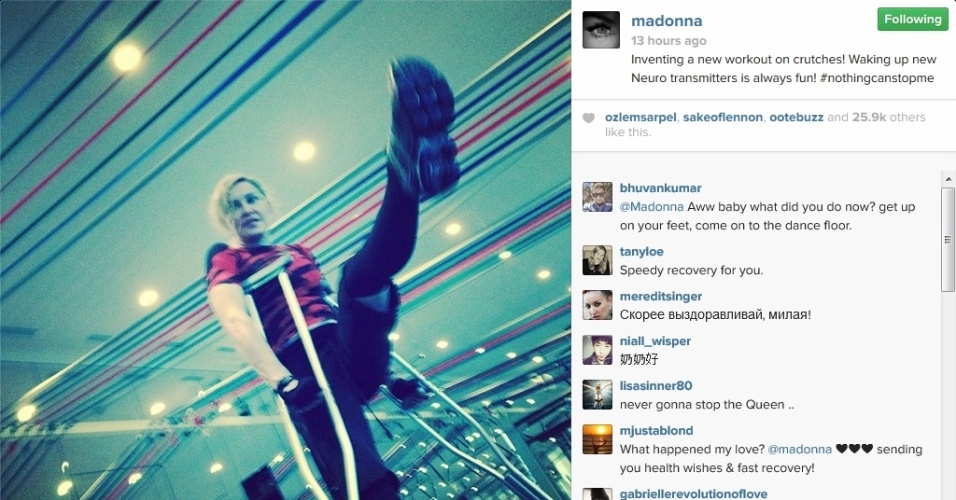 17.jan.2014 - Madonna aparece usando muletas após lesionar o pé