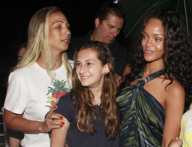 17.jan.2014 - Valesca Popozuda encontra Rihanna após gravar seu segundo clipe, no Yacht Clube na Urca, no Rio