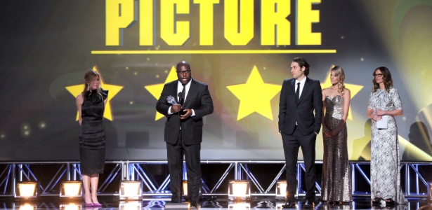 O diretor de "12 Anos de Escravidão", Steve McQueen, recebe o prêmio de melhor filme - Kevin Winter/AFP