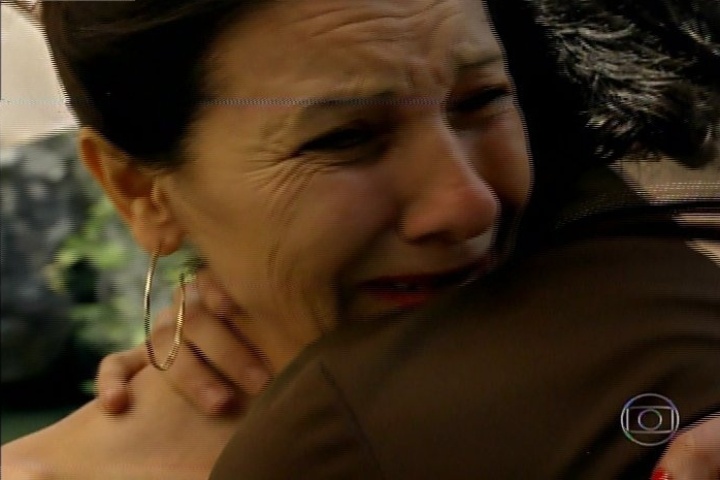 17.jan.2014 - No último capítulo de "Amores Roubados", Jesuíta se despede de Carolina, mas não conta que Leandro morreu. Ela chora com saudade do filho