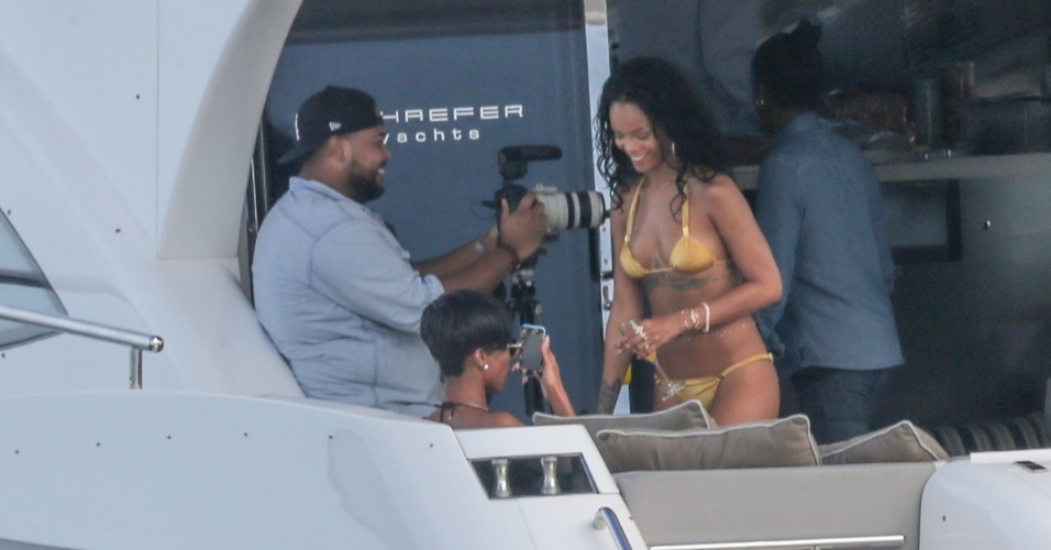 17.jan.2014 - Rihanna é clicada em passeio de lancha durante fotos para editorial da "Vogue Brasil"