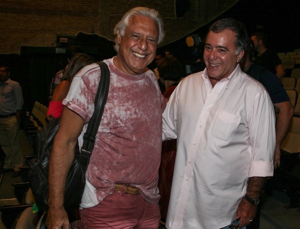 17.jan.2014 - Tony Ramos prestigia a reestreia da peça "Tribos", com seu amigo Antônio Fagundes, no Teatro Tuca, localizado no bairro de Perdizes, em São Paulo