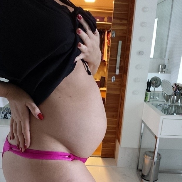 18.jan.2014 - Alexandre Corrêa, marido de Ana Hickmann, postou uma foto da mulher de perfil, exibindo a barriga de 8 meses. "Dando pinta com o Jr. Linda!", escreveu no Instagram