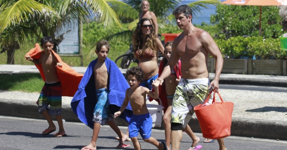 18.jan.2014 - Márcio Garcia curte praia com a família no Rio, Na tarde deste sábado (18), o ator foi clicado ao lado da mulher, a nutricionista Andrea Santa Rosa, que está grávida de nove semanas e dos filhos, Pedro, de 9 anos, Nina, de 8 e Felipe, de 4.