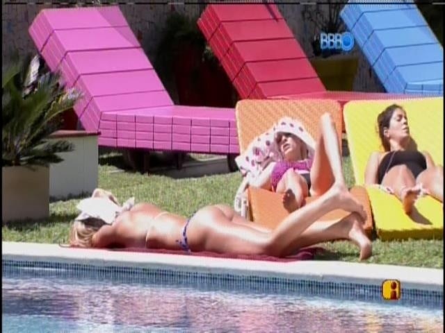 18.jan.2014  - Tatiele curte o sol nas piscina com Clara e Bella