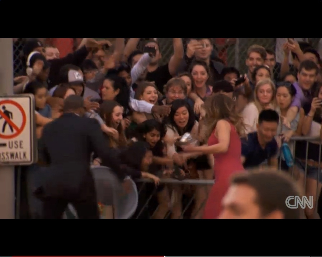 18.jan.2014 - A cerca que separava os fãs dos famosos cedeu em certo momento, assuntando os artistas que passavam pelo tapete vermelho do SAG Awards 2014, mas ninguém se machucou - Reprodução/CNN