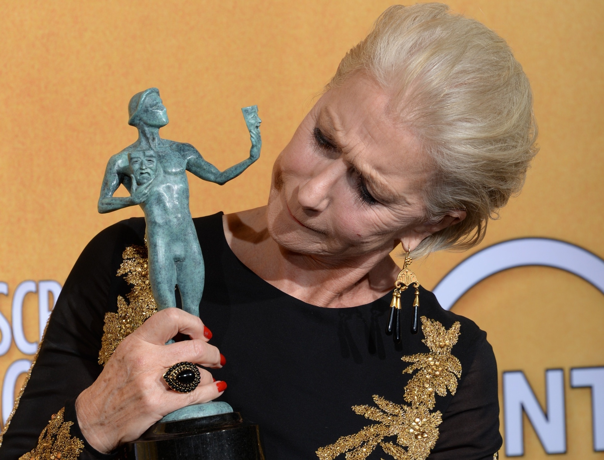 18.jan.2014 - Helen Mirren venceu como melhor atriz de minissérie ou especial de TV por "Phil Spector" no SAG Awards, premiação do Sindicato de Atores de Hollywood - JOE KLAMAR/AFP