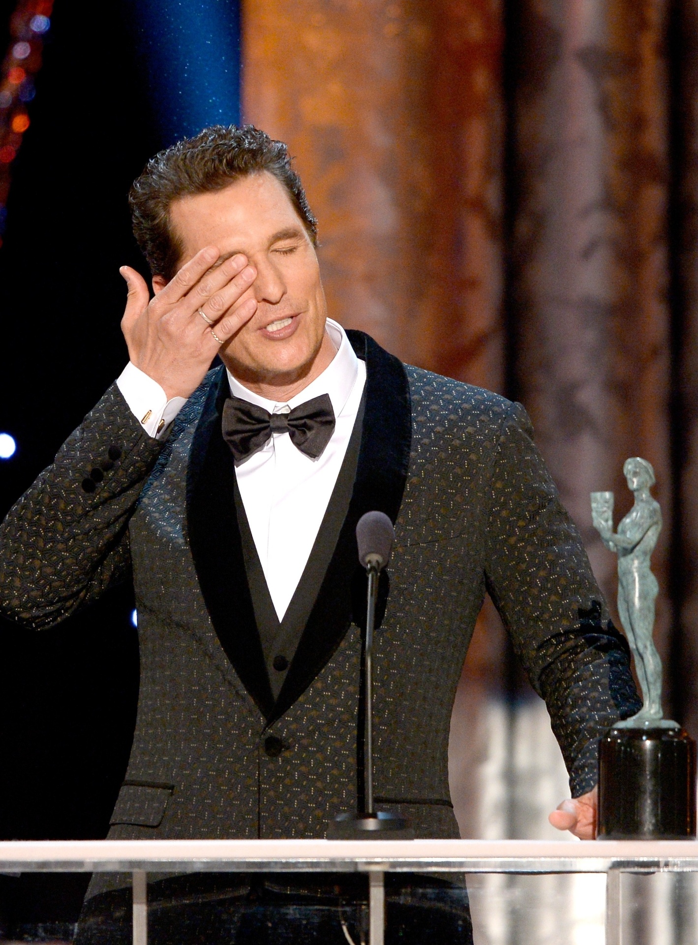 18.jan.2014 - Matthew McConaughey repetiu a façanha do Globo de Ouro e foi escolhido melhor ator protagonista no SAG Awards, premiação do Sindicato de Atores de Hollywood, que aconteceu no The Shrine Auditorium, em Los Angeles, Califórnia - KEVORK DJANSEZIAN/AFP