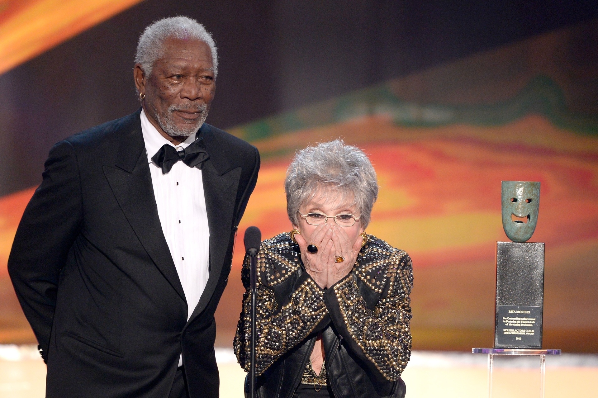 18.jan.2014 - Rita Moreno, estrela dos musicais "Cantando na Chuva" e "Amor Sublime Amor", se emociona ao receber homenagem no SAG Awards - KEVORK DJANSEZIAN/AFP
