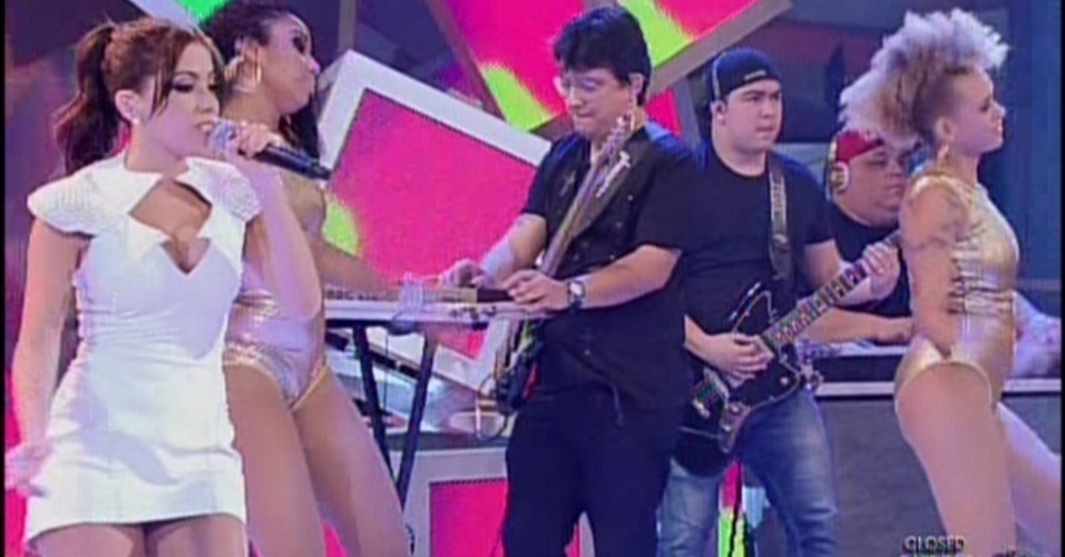 19.jan.2014 - Anitta comandando o programa "Sai do Chão", na tarde deste domingo (19), na Globo