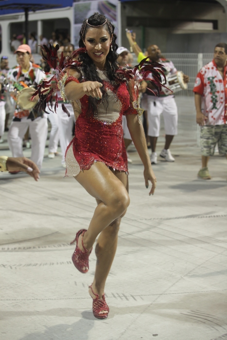19.jan.2014 - Gracyanne Barbosa exibe seu corpo sarado no ensaio da X-9 Paulistana. A mulher do cantor Belo, que é rainha de bateria da escola de samba, mais uma vez chamou atenção ao mostrar o seu corpo musculoso no ensaio realizado no Anhembi, na madrugada deste domingo (19), em São Paulo