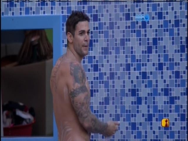 19.jan.2014 - Rodrigo toma ducha