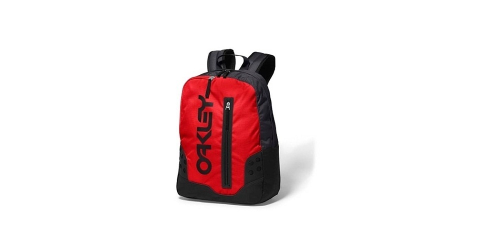 Mochila preta e vermelha; R$ 299, na Oakley (www.oakley.com.br). Preço pesquisado em janeiro de 2014 e sujeito a alterações - Divulgação