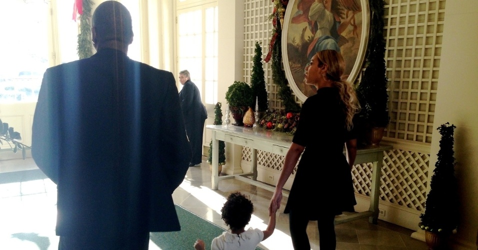18.jan.2014 - Beyoncé e a filha Blue Ivy admiram a árvore de Natal montada na Casa Branca. As duas foram prestigiar a festa de aniversário de 50 anos da primeira dama Michelle Obama, na qual a cantora fez um pequeno show