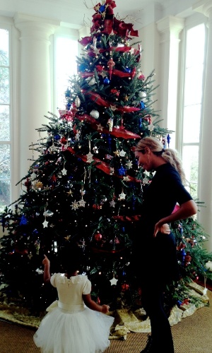 18.jan.2014 - Beyoncé e a filha Blue Ivy admiram a árvore de Natal montada na Casa Branca. As duas foram prestigiar a festa de aniversário de 50 anos da primeira dama Michelle Obama, na qual a cantora fez um pequeno show