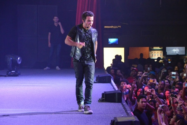 19.jan.2014 - Anderson Di Rizzi grava cena de show de Carlito no Barra Music, no Rio de Janeiro