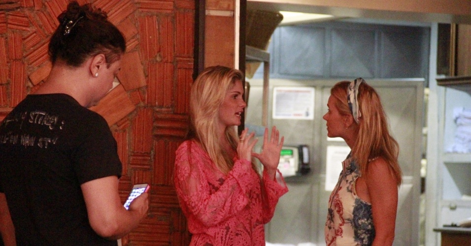 20.jan.2014 - Bárbara Evans e Carolina Dieckmann conversaram em uma churrascaria no Rio. Elas estavam no aniversário de Francisco, filho de Preta Gil