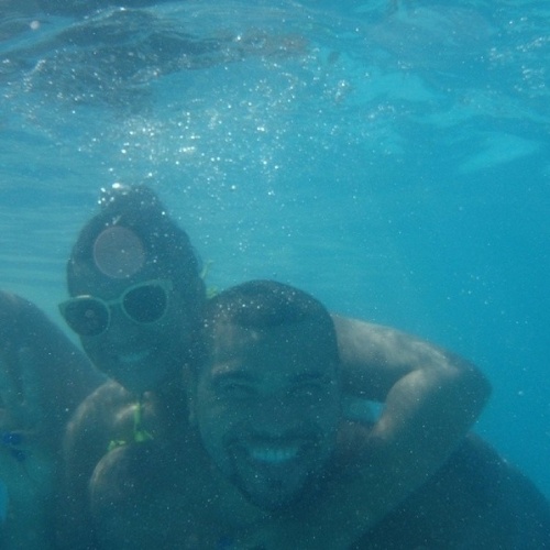 20.jan.2014 - Naldo e Moranguinho curtiram piscina em hotel em Florianópolis