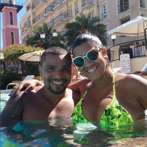 20.jan.2014 - Naldo e Moranguinho curtiram piscina em hotel em Florianópolis