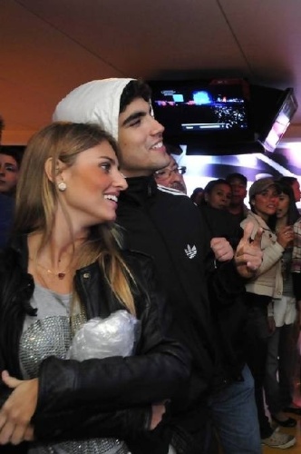 2011 - Na edição de 2011 do Rock in Rio, Caio Castro foi flagrado aos beijos com a bailarina da cantora Claudia Leitte, Vivian Caetano