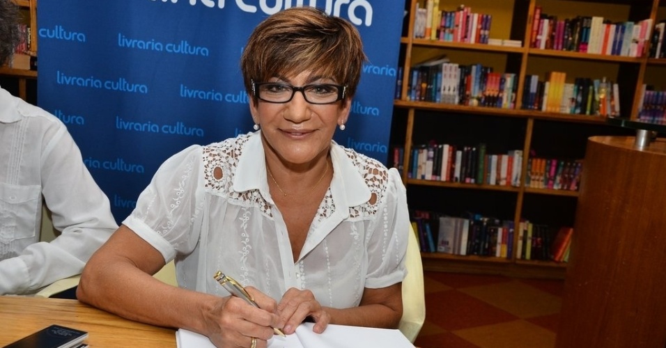 20.jan.2014 - A preparadora de elenco Fátima Toledo no lançamento do seu livro "Interpretar a Vida: Viver o Cinema" na Livraria Cultura, em São Paulo