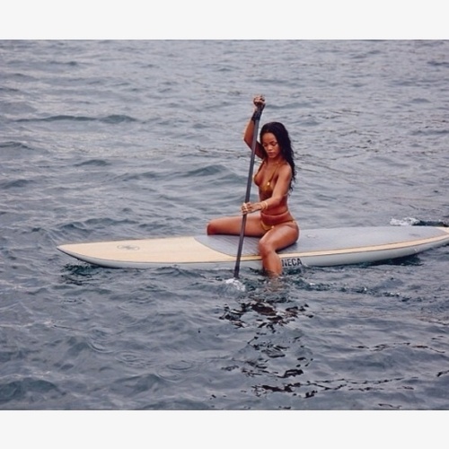 21.jan.2013 - Rihanna divulgou imagens onde aparece praticando stand up paddle em sua passagem pelo Brasil