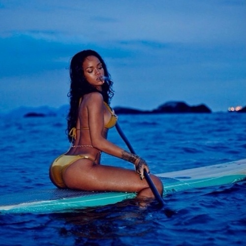 21.jan.2013 - Rihanna divulgou imagens onde aparece praticando stand up paddle em sua passagem pelo Brasil