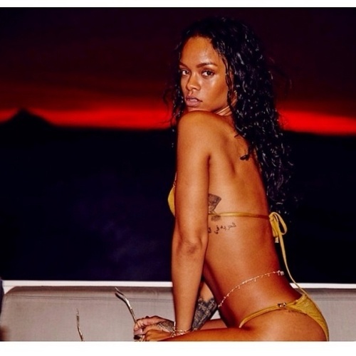 21.jan.2013 - Rihanna divulgou imagens onde aparece se divertindo em um iate