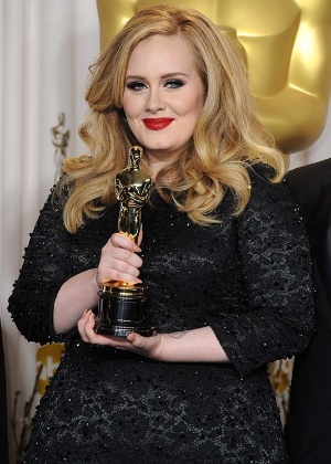 Adele posa com estatueta do Oscar em 2014 - FRAME