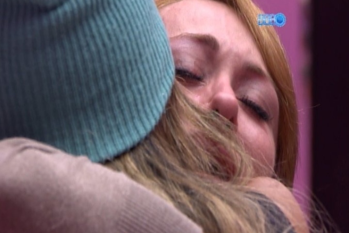 21.jan.2014 - Aline chora e diz que perdoa Letícia por ter votado nela