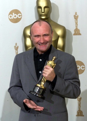 Phil Collins com o Oscar que recebeu em 2000 por "You"ll Be In My Heart", composta para a animação "Tarzan" - AFP