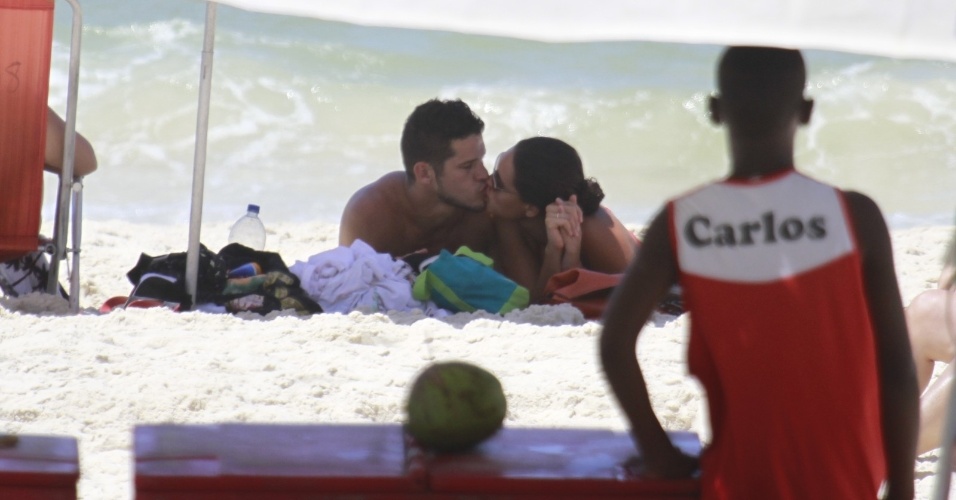21.jan.2014 - José Loreto e Débora Nascimento trocaram beijos nas areias da praia da Barra da Tijuca, zona oeste do Rio