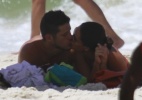 José Loreto e Débora Nascimento trocam beijos em praia - AgNews