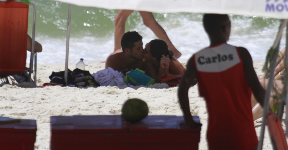 21.jan.2014 - José Loreto e Débora Nascimento trocaram beijos nas areias da praia da Barra da Tijuca, zona oeste do Rio