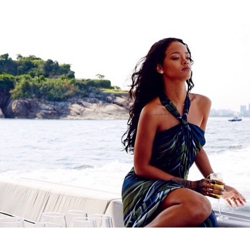 21.jan.2014 - Rihanna publica fotos de seu passeio de iate por sua passagem no Brasil