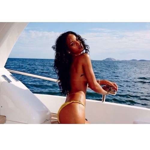 21.jan.2014 - Rihanna publica fotos de seu passeio de iate por sua passagem no Brasil