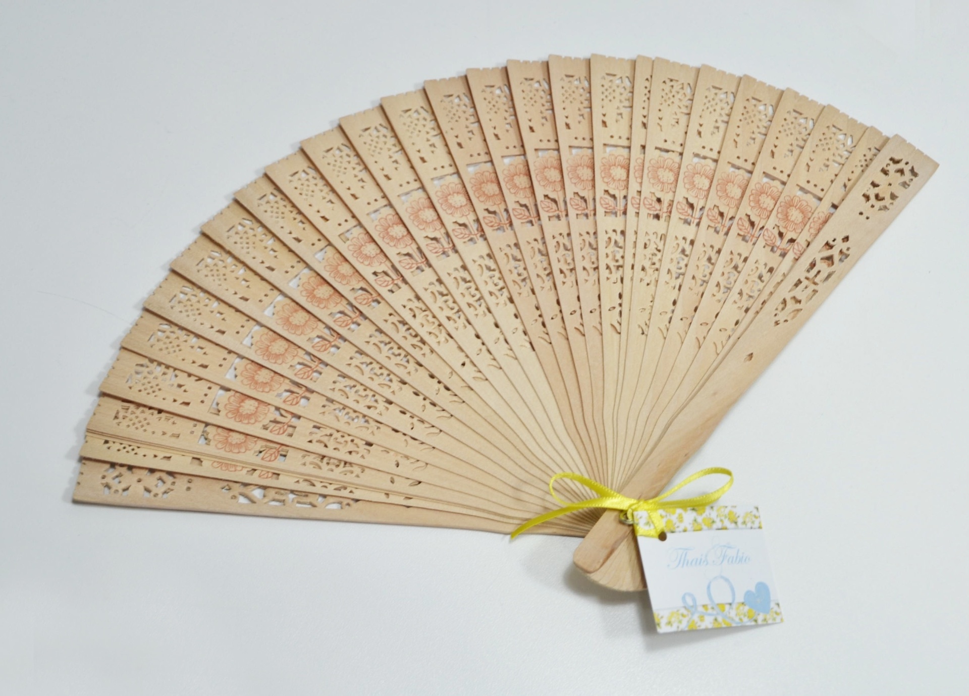 Leque de madeira com amarração e tag personalizada; da Casamento.art.br (www.casamento.art.br), por R$ 5. Disponibilidade e preço pesquisados em janeiro de 2014 e sujeitos a alteração - Divulgação