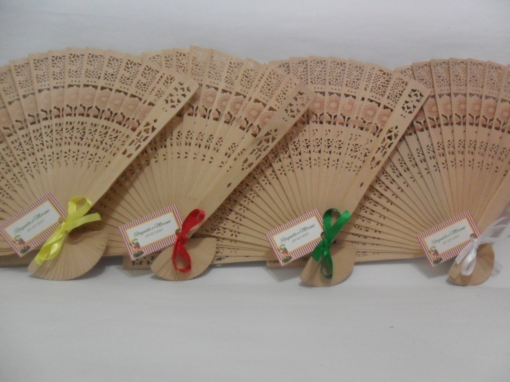 Leque de madeira com tag personalizada e lacinho; da Arte e Confeito Atelier (www.arteconfeito.com.br), por R$ 2,90 (unidade). Disponibilidade e preço pesquisados em janeiro de 2014 e sujeitos a alteração - Divulgação