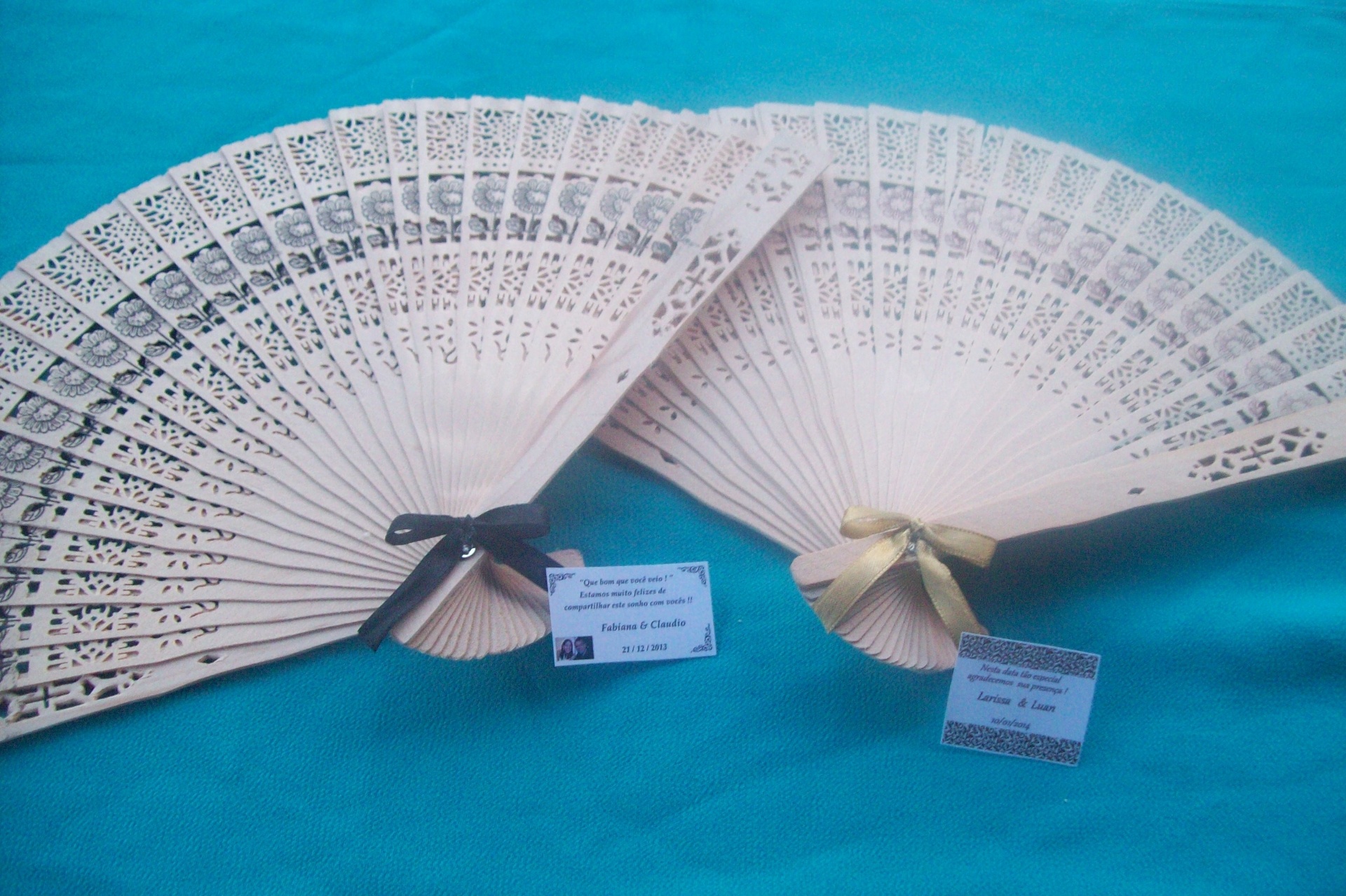 Leque de madeira com tag personalizada e lacinho; da Starfashion Lembrancinhas (www.elo7.com.br/starfashionlembrancinhas), por R$ 2,70 (unidade). Disponibilidade e preço pesquisados em janeiro de 2014 e sujeitos a alteração - Divulgação