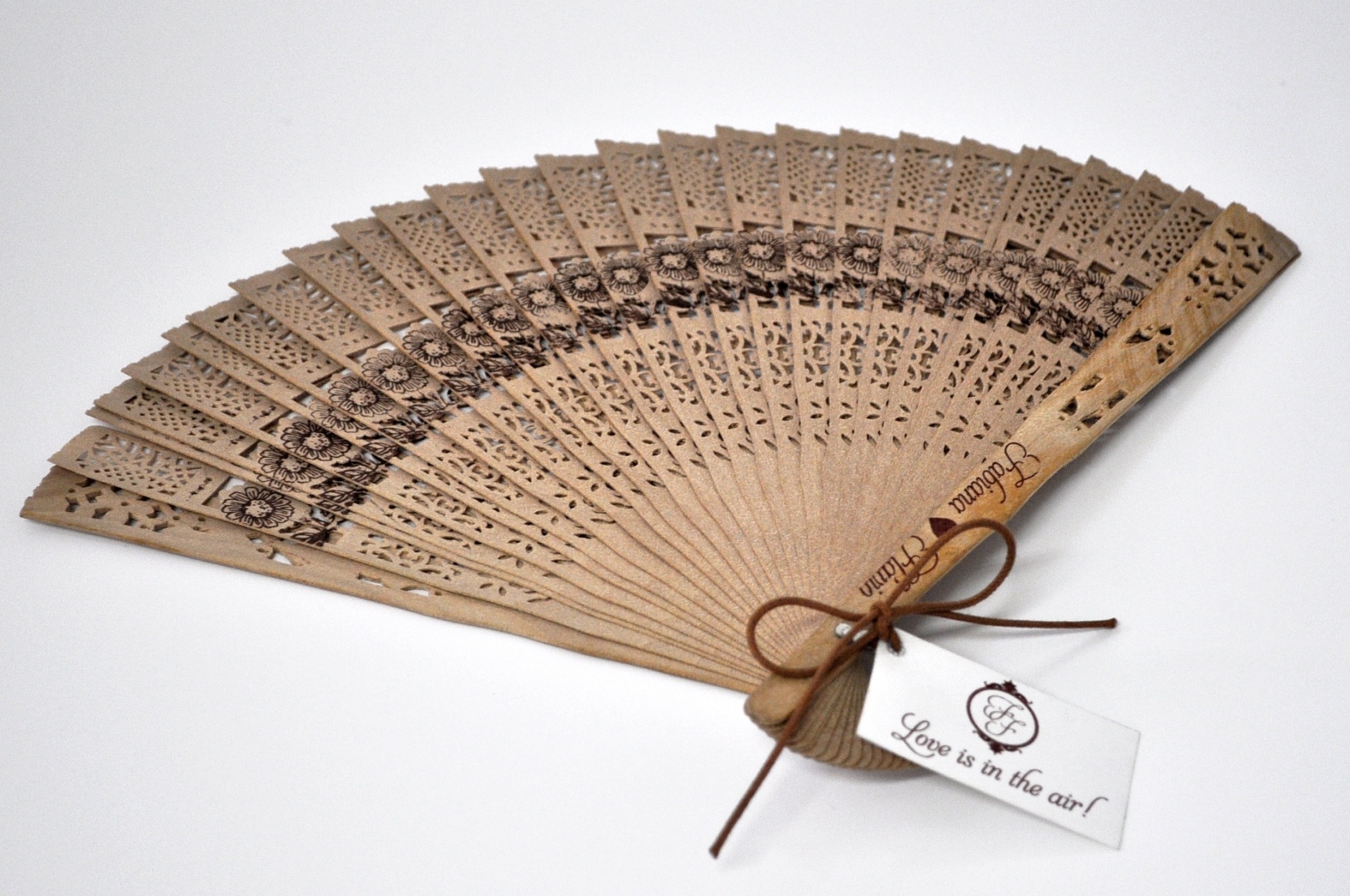 Leque de madeira; da SCards (www.scards.com.br), a partir de R$ 12. Disponibilidade e preço pesquisados em janeiro de 2014 e sujeitos a alteração - Divulgação