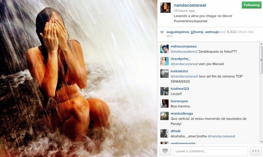 21.jan.2014 - Nanda Costa toma banho de cachoeira em Paraty, no litoral do Rio de Janeiro